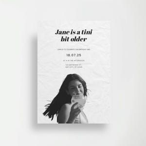 Puede incluir: Invitación de cumpleaños en blanco y negro con el texto "Jane is a tini bit older". La invitación incluye la fecha, la hora y el lugar. Una mujer sostiene un cóctel en la imagen.