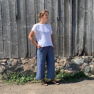 These lightweight trousers offer a comfortable, breathable fit with a casual look, making them ideal for warm weather.