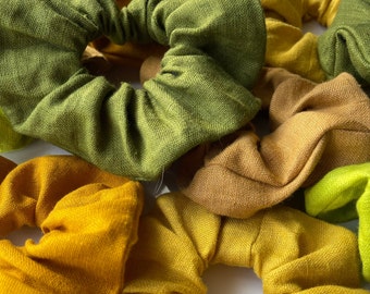 Klaar voor verzending. Set van 5 verschillende kleuren linnen scrunchies - Mosgroen. Limoen groen. Kurkuma Geel. Karamel. Mosterd Geel