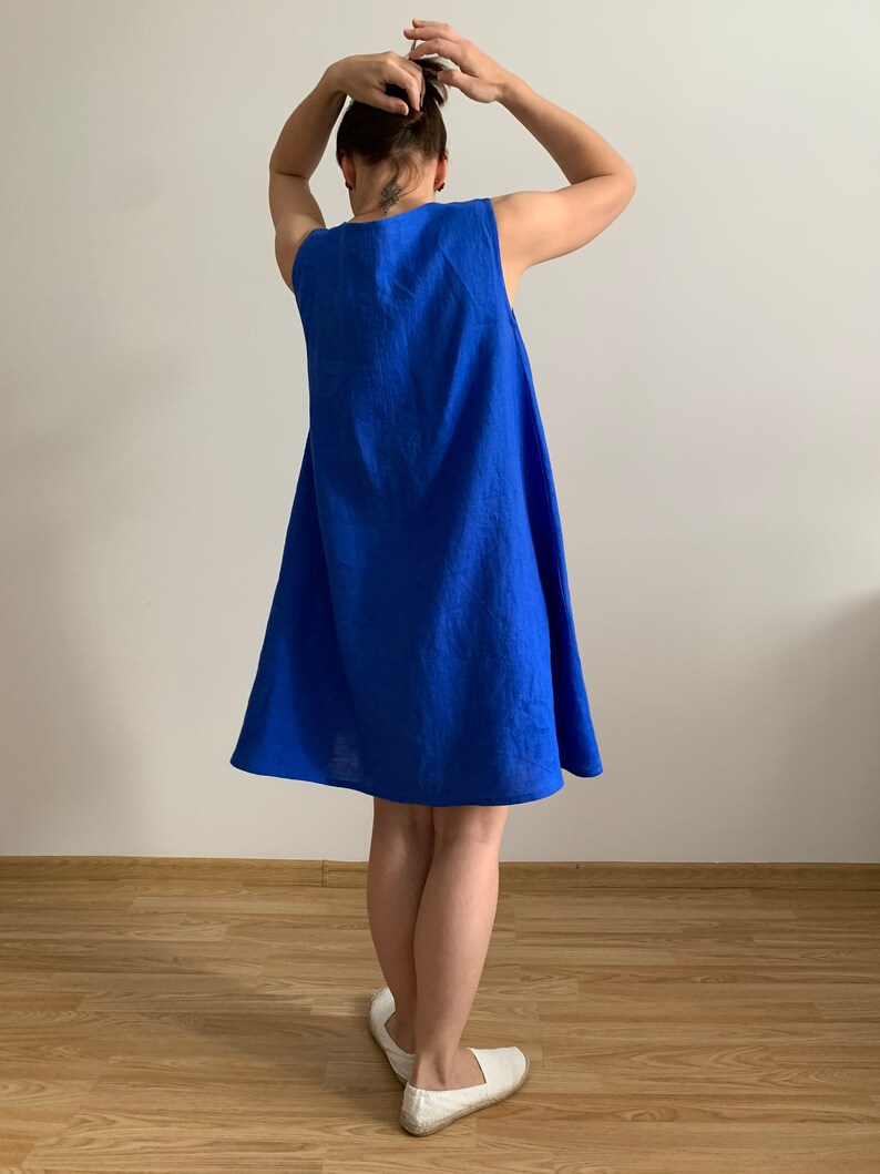 Puede incluir: Un vestido de lino sin mangas de color azul real, de corte holgado y con un ligero vuelo en el bajo.