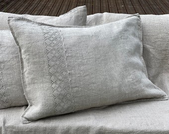 Throw pillow sham in rustic style / Linen pillow cover with lace / Pillowcase with wooded buttons / Decorative linen pillow sham