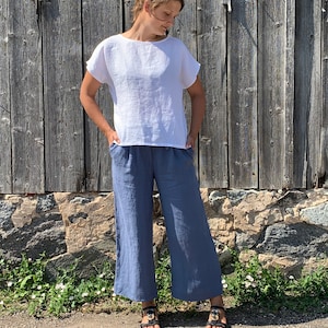 The pants are designed with a loose silhouette for ease of movement and can be styled with a variety of tops.