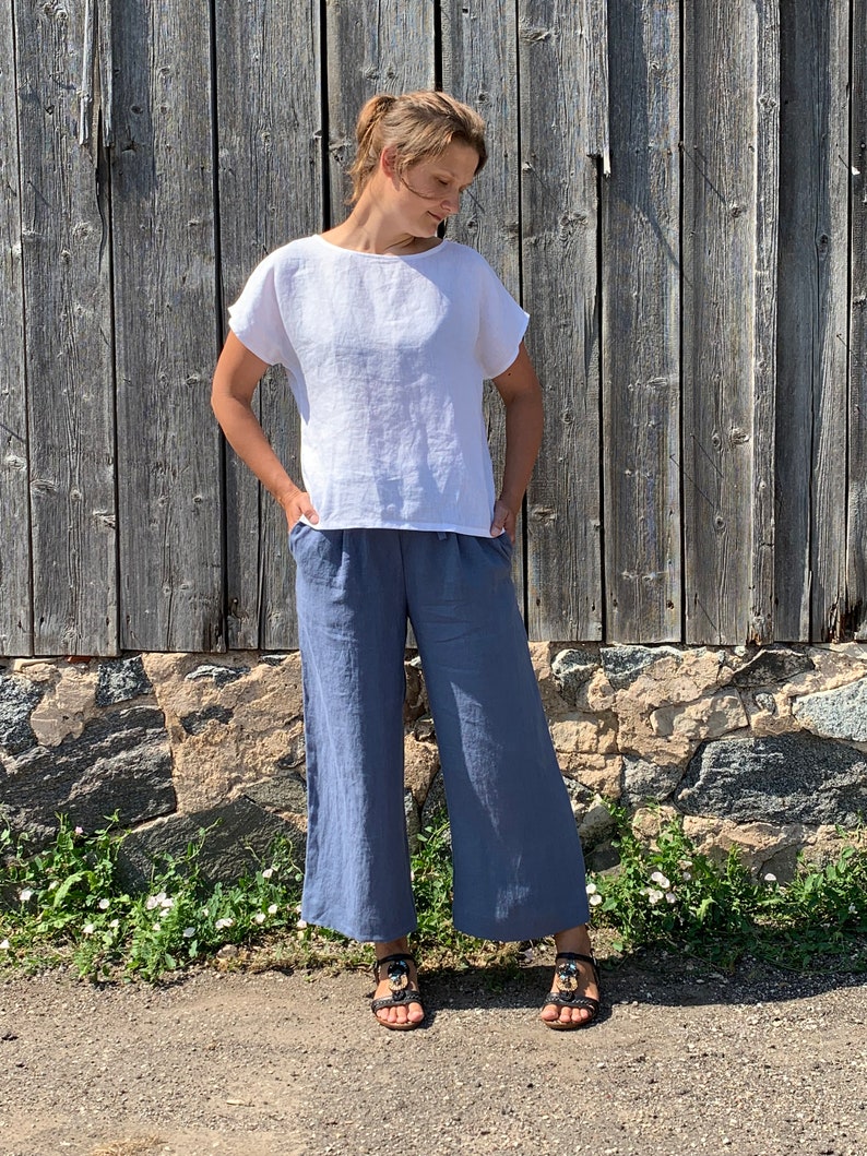 The pants are designed with a loose silhouette for ease of movement and can be styled with a variety of tops.