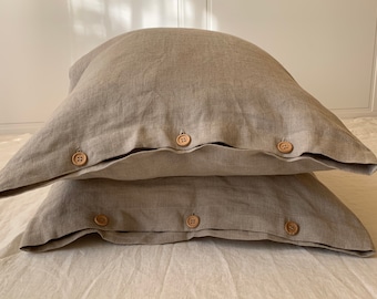 Set of 2 linen pillowcases with wooden buttons