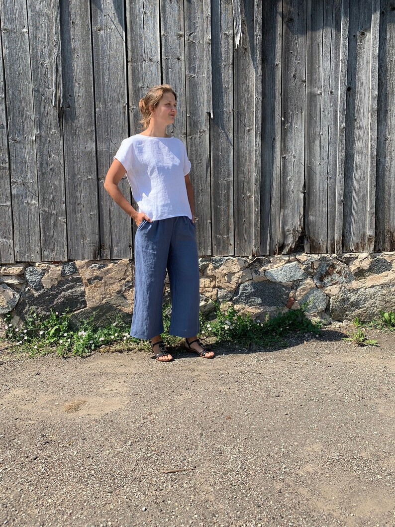 These lightweight trousers offer a comfortable, breathable fit with a casual look, making them ideal for warm weather.