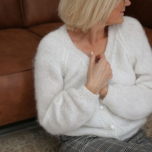 Cardigan in mohair soffice e peloso lavorato a mano, maglione di lana, bolero spesso in lana bianca, cardigan oversize in mohair, cardigan bianco soffice