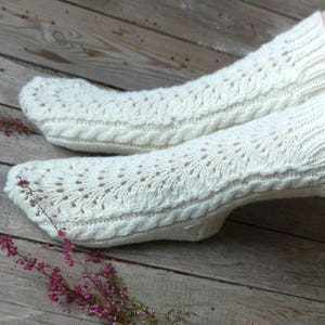 Puede incluir: Calcetines blancos de punto con un patr&oacute;n de encaje. Los calcetines est&aacute;n hechos con un hilo delicado y tienen una sensaci&oacute;n suave y c&oacute;moda.
