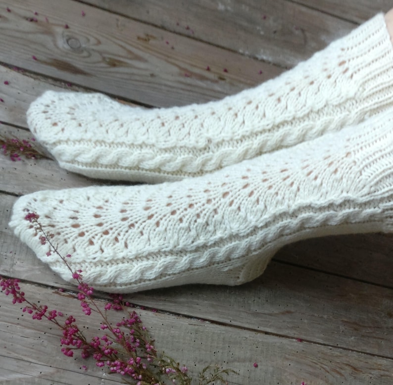 Puede incluir: Calcetines blancos de punto con un patr&oacute;n de encaje. Los calcetines est&aacute;n hechos con un hilo delicado y tienen una sensaci&oacute;n suave y c&oacute;moda.