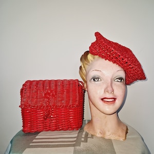 Borsa a tracolla rossa originale vintage anni &#39;50 con deliziosa chiusura a levetta.
