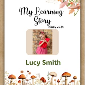 Puede incluir: Una página blanca con un borde floral colorido. El texto "My Learning Story" está en fuente cursiva negra. El texto "KIndy 2024" está en fuente marrón. Una foto de una niña con una camisa roja y una falda rosa está en un marco marrón. El texto "Lucy Smith" está en fuente verde. El borde inferior es una fila de champiñones marrones y rojos con tallos verdes.