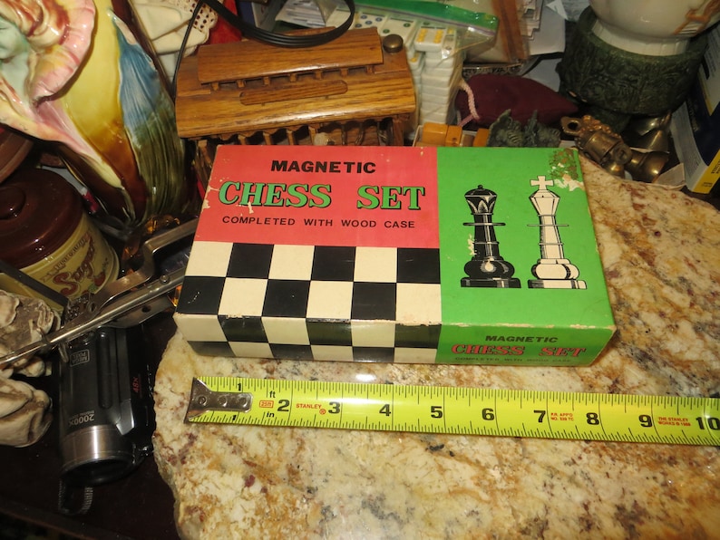 Korvettes magnetic chess set with wood case