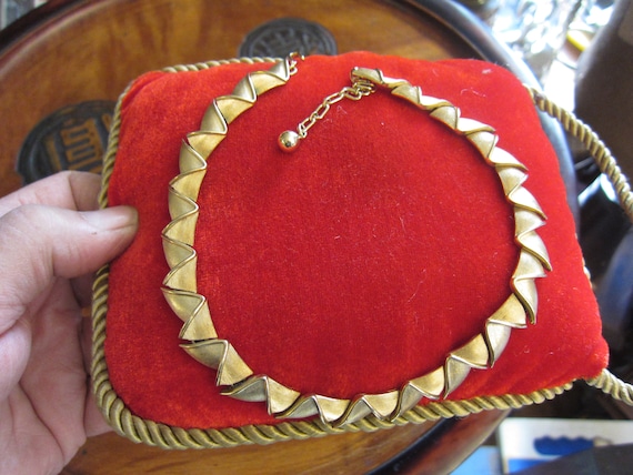 Elegant Crown Trifari Modernist Gold Tone Necklac… - image 2