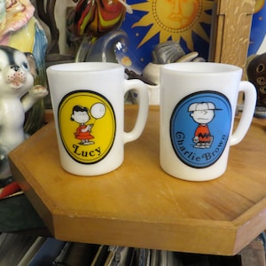 Vintage Charlie Brown & Lucy Milk Glass Child&#39;s Mug Set