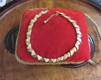 Elegant Crown Trifari Modernist Gold Tone Necklace, Vintage