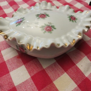 Fine old china ruffle lidded trinket dish with roses.. image 1