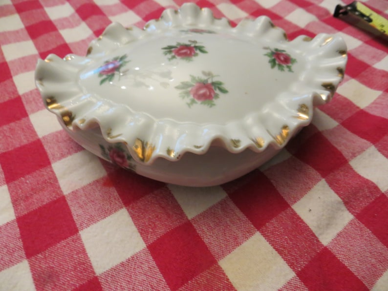 Fine old china ruffle lidded trinket dish with roses.. image 1