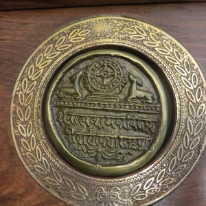 Nalanda aandenken afneembare zegelmunt in houten display nalanda aandenken aan president van india, lees de beschrijving