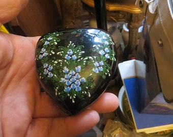 Heart shaped lacquered trinket box with flowers, hand painted. vintage