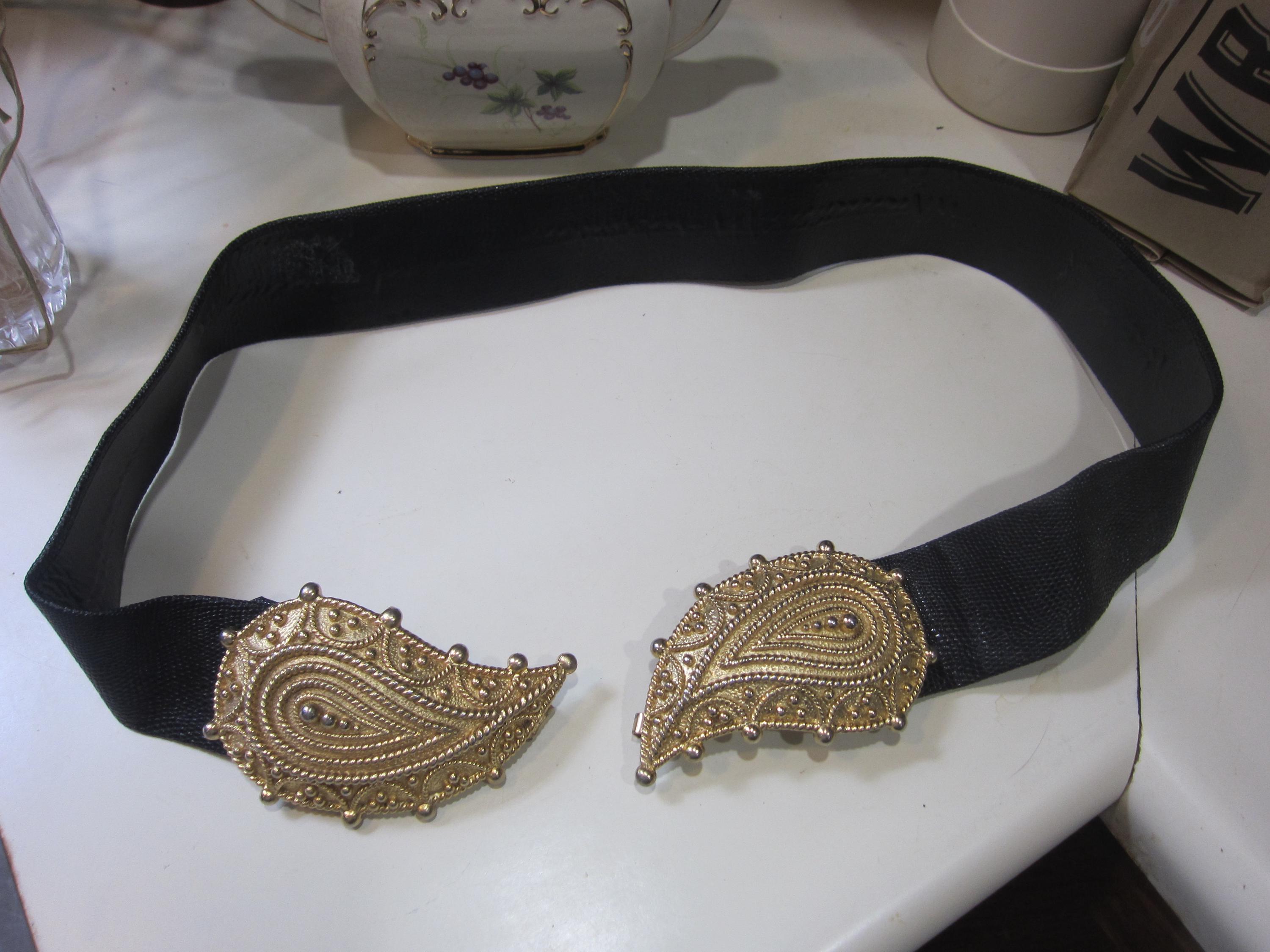 Mimi Di Niscemi Vintage Womens Belt Buckle Demi Ribbed Paisley 1985 Signed Gold Vintage Mimi Di N Paisley Gold Tone Belt Buckle Signed 1985  main image 2