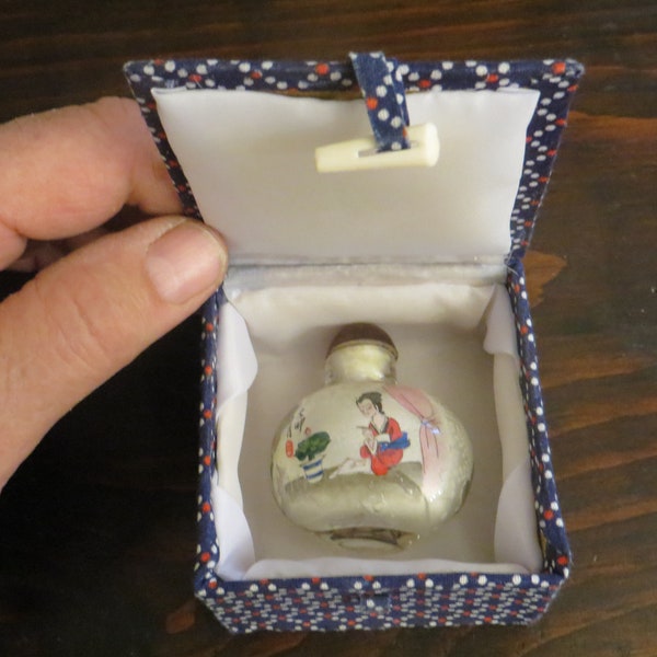 Vintage Chinese Glass Snuff Bottle Reverse Painted Images.