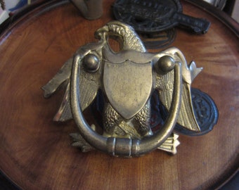 Aldaba de puerta con forma de águila, de metal, grande, ave rapaz, antigua. Lea la descripción.