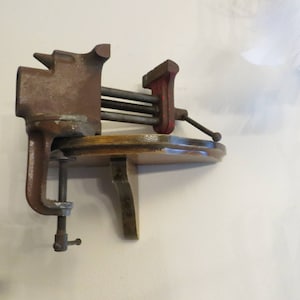 Old vise, swivels, counter top mount, arts and crafts. shop tool