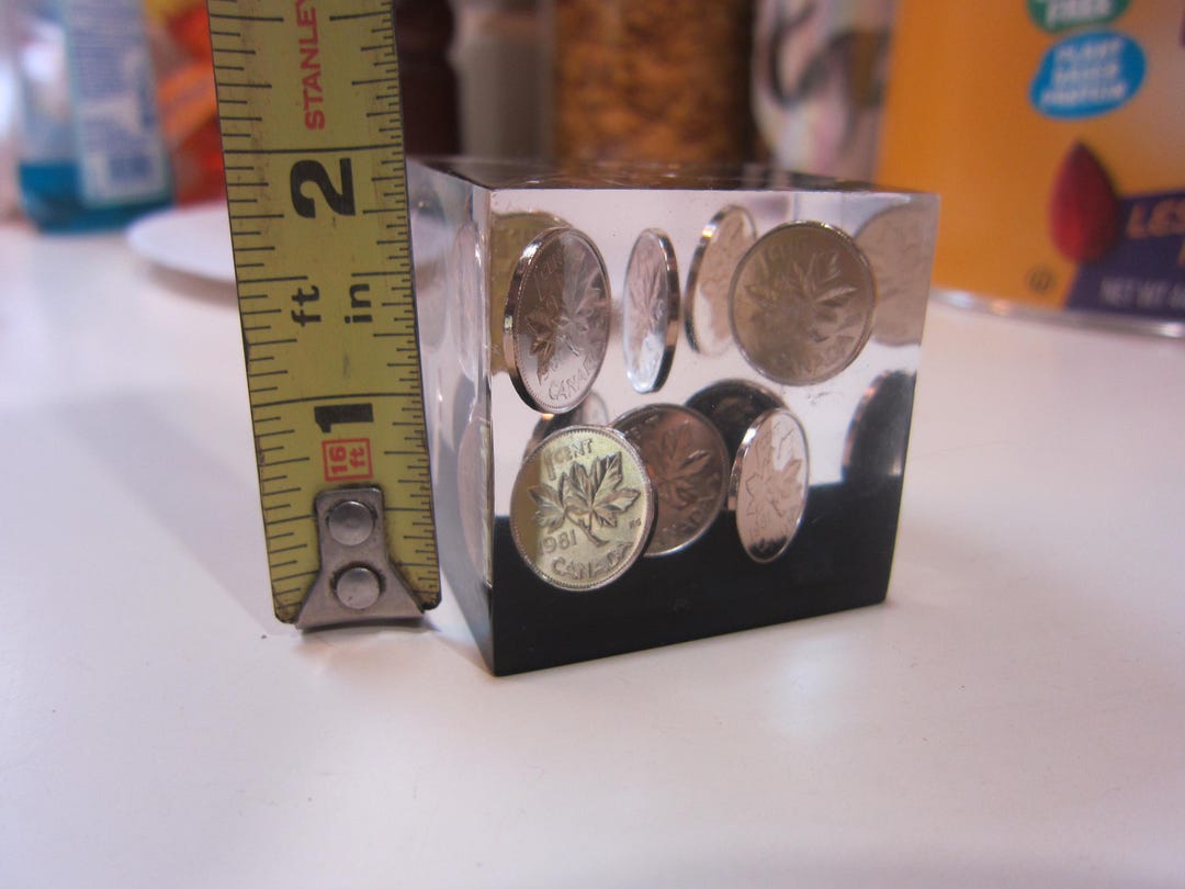 PAPER-WEIGHT　 ビンテージ　万華鏡オルゴール　 メタリックキューブ Vintage Acrylic Cube W/ Ten 1981 Canadian Floating Pennies Queen