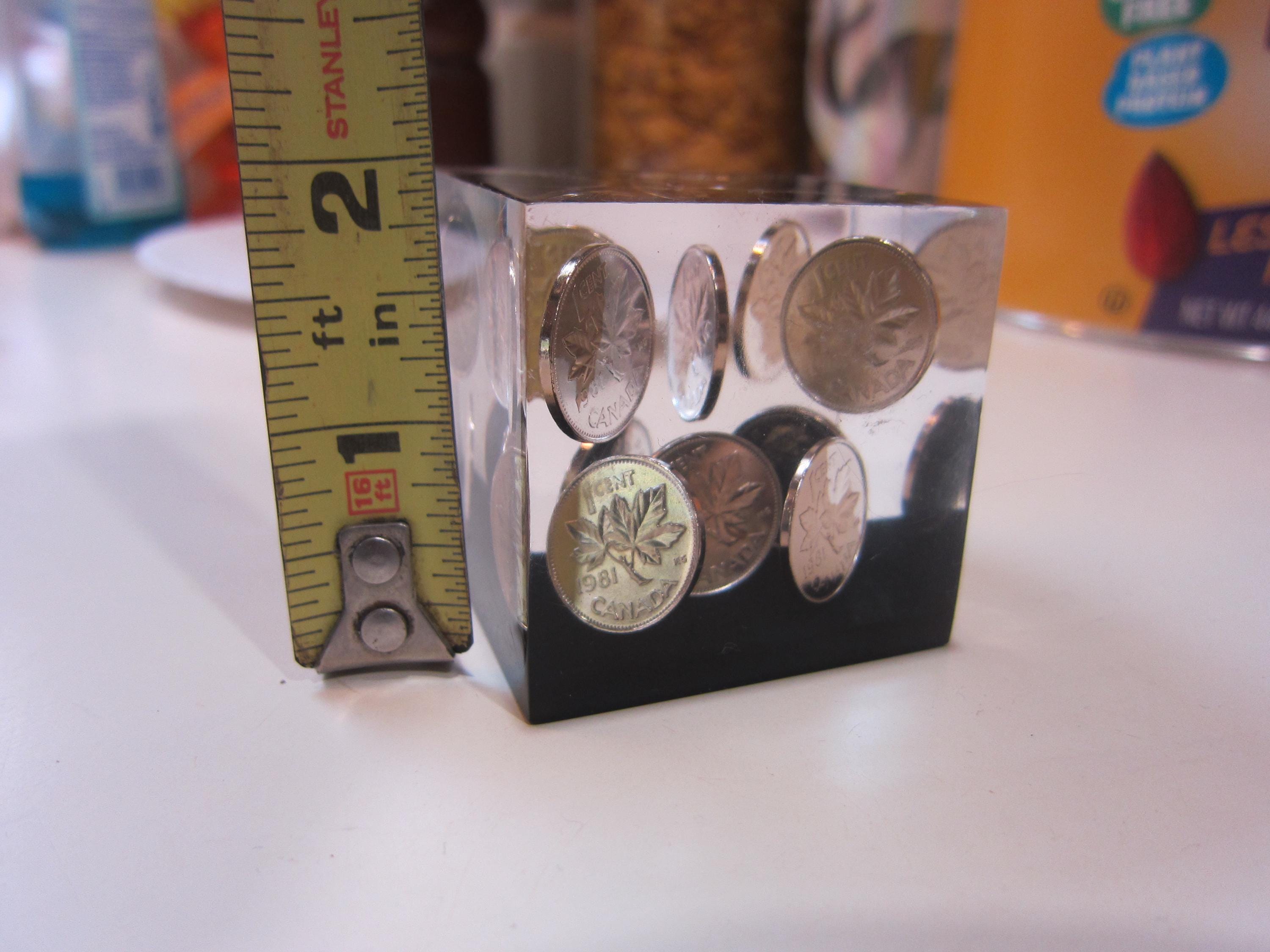 PAPER-WEIGHT　 ビンテージ　万華鏡オルゴール　 メタリックキューブ Vintage Acrylic Cube W/ Ten 1981 Canadian Floating Pennies Queen