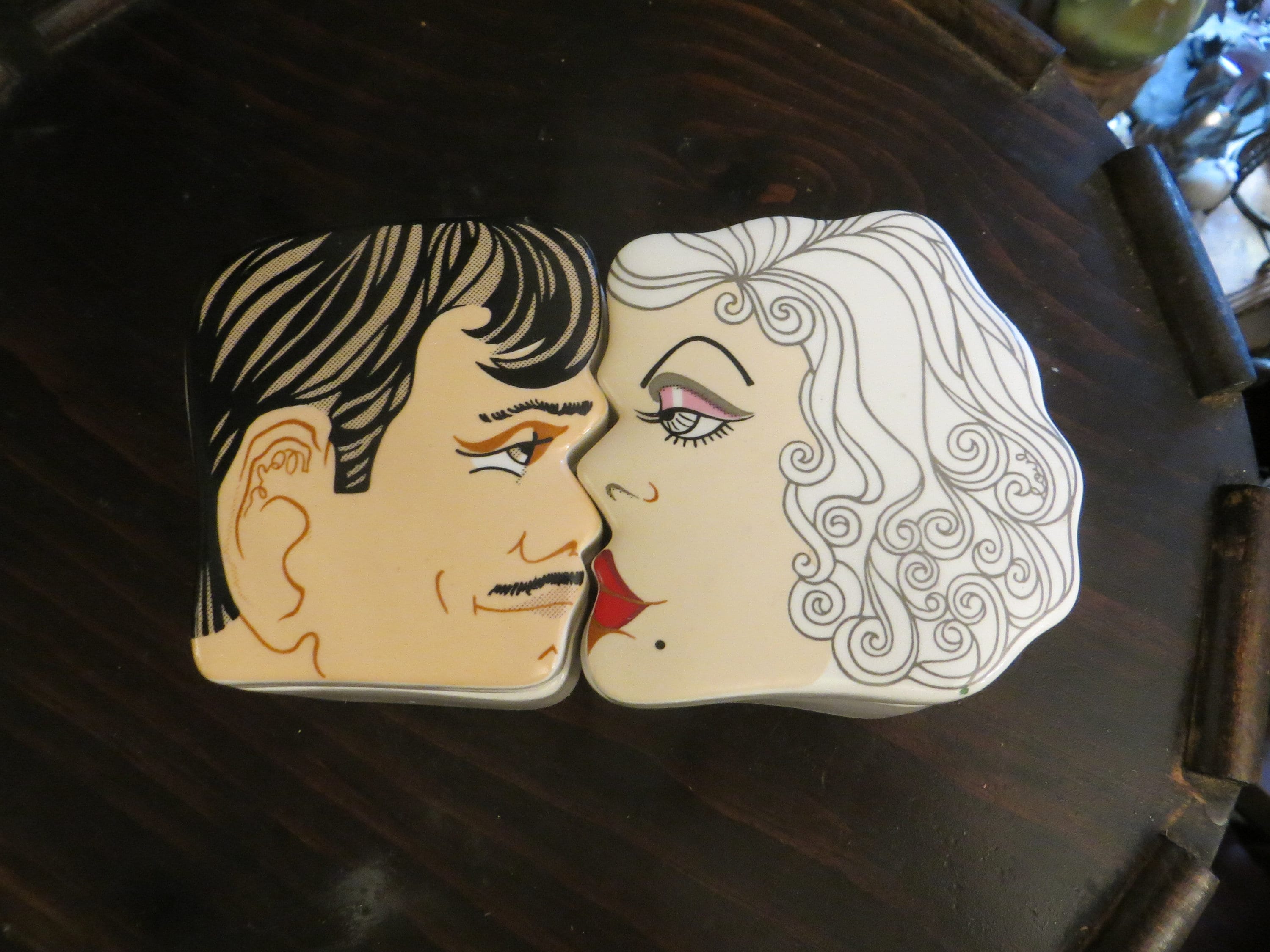 Caddy Box 清白かりん ミストニ オトメイト ハート 缶バッジ ルーカス 1978 Aldon Japan Porcelain Clark Gable Jean Harlow Kissing Trinket