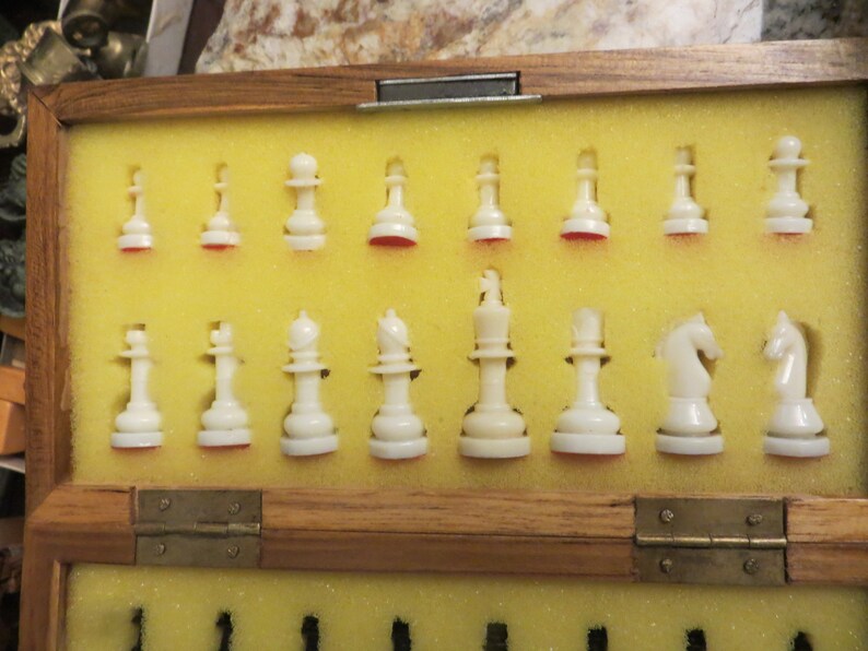 Korvettes magnetic chess set with wood case