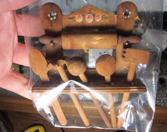 Estante de pared de cocina de casa de muñecas en miniatura antigua de madera con 6 utensilios y estante. Lea la descripción.