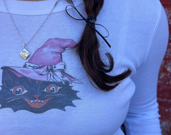 Vintage kat met heksenhoed baby T-shirt met lange mouwen; Retro Halloween-shirt; Zwart kattenshirt; Grafisch baby-T-shirt; Handgeschilderd grafisch T-shirt