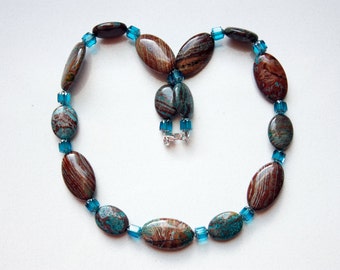 Striscia blu Jasper Collana di perline con vetro cattedrale colorato turchese con finiture in argento Sterling