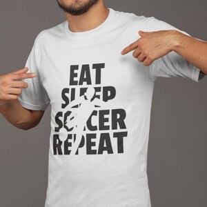 Fußball-Shirt, Fußball-Geschenke, Eat Sleep Fußball-Wiederholung, Fußball-Slogan-T-Shirt, Fußball-T-Shirt, Sport-Hemden, Geschenk für Fußballfan, Fußballspieler