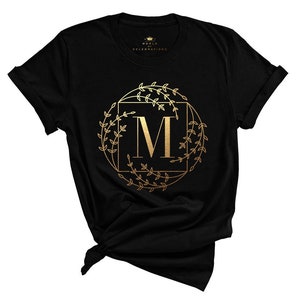 Camisas de reunião de família, estampa dourada, letra M, letra do alfabeto, camiseta inicial com nome do monograma, presentes personalizados, camisas com nome personalizado de férias