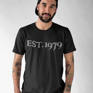 1979 シャツ 男性と女性用 1979年設立 Tシャツ 1979年創業44年シャツ カスタムシャツ ユニセックス カスタムイヤー パーソナライズギフト