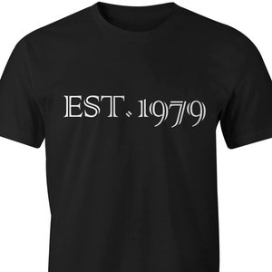 1979 シャツ、1979 年設立 T シャツ、EST 1979、ESTD 1979、1979 年生まれ、カスタム年、完璧なギフト アイデア、パーソナライズされたシャツ、カスタム シャツ
