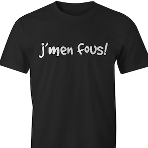 Puede incluir: Camiseta negra con la frase francesa "j'men fous!" impresa en blanco en la parte delantera.