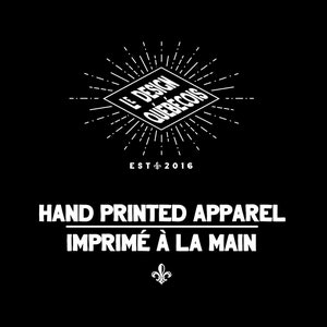 K&ouml;nnte beinhalten: Schwarzwei&szlig;es Logo f&uuml;r eine Bekleidungsmarke namens "Le Design Qu&eacute;b&eacute;cois", gegr&uuml;ndet im Jahr 2016. Das Logo zeigt eine Diamantform mit einem Sonnenstrahlen-Design und den Text "HAND PRINTED APPAREL IMPRIM&Eacute; &Agrave; LA MAIN".