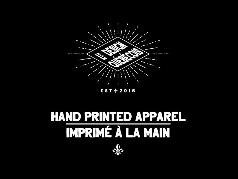 K&ouml;nnte beinhalten: Schwarzwei&szlig;es Logo f&uuml;r eine Bekleidungsmarke namens "Le Design Qu&eacute;b&eacute;cois", gegr&uuml;ndet im Jahr 2016. Das Logo zeigt eine Diamantform mit einem Sonnenstrahlen-Design und den Text "HAND PRINTED APPAREL IMPRIM&Eacute; &Agrave; LA MAIN".