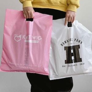 50-1000個のカスタムホワイトプラスチックショッピングバッグ、カスタムブティックバッグ、ロゴ入り高品質衣類バッグ、ロゴ入りプラスチックトートバッグ