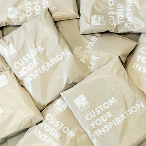 Bolsas de correo biodegradables de polietileno beige crema personalizadas (50-1000 unidades), bolsa de envío personalizada con logotipo de un color, bolsa de franqueo mate personalizada