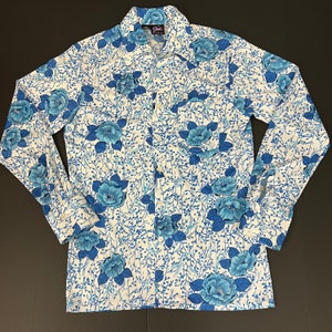 70s VTG blue flower button up tee Mens Vintage rose shirt 1970s