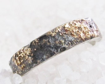 Rustikaler Wikinger-Ehering, 5 mm breit, gegossenes Gold, schwarzes Silber, Bio-Ehering, alternativer Ehering