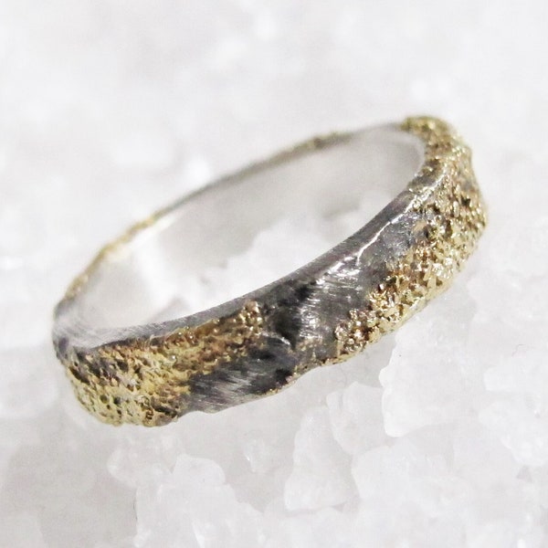 4mm breiter Ring, rustikale Wikinger-Hochzeit, geschmolzenes Goldpulver, schwarzes Silber, organischer Ehering, alternativer Ehering