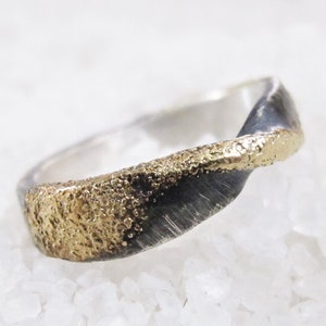 Ehering aus 18-karätigem Gold mit unendlichem Knoten, rustikales Möbiusband, alternative Hochzeit, brüniertes geschmiedetes Goldsilber