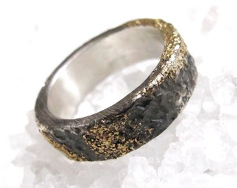 Anillo de 6 mm de ancho, boda vikinga rústica, polvo de oro fundido, plata negra, alianza orgánica, anillo de bodas alternativo