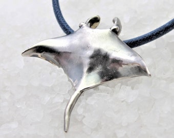 Manta pendant in black oxidized silver
