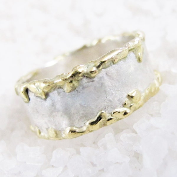 Bague en argent clair rustique organique et bords en or moulé, alliances alternatives, bague de fiançailles, lien d’amour