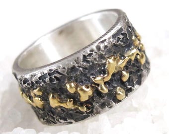 Chaos Rustic Viking trouwring, 12 mm breed, gegoten goud, zwarte zilveren bandring, alternatieve trouwring, organische ring